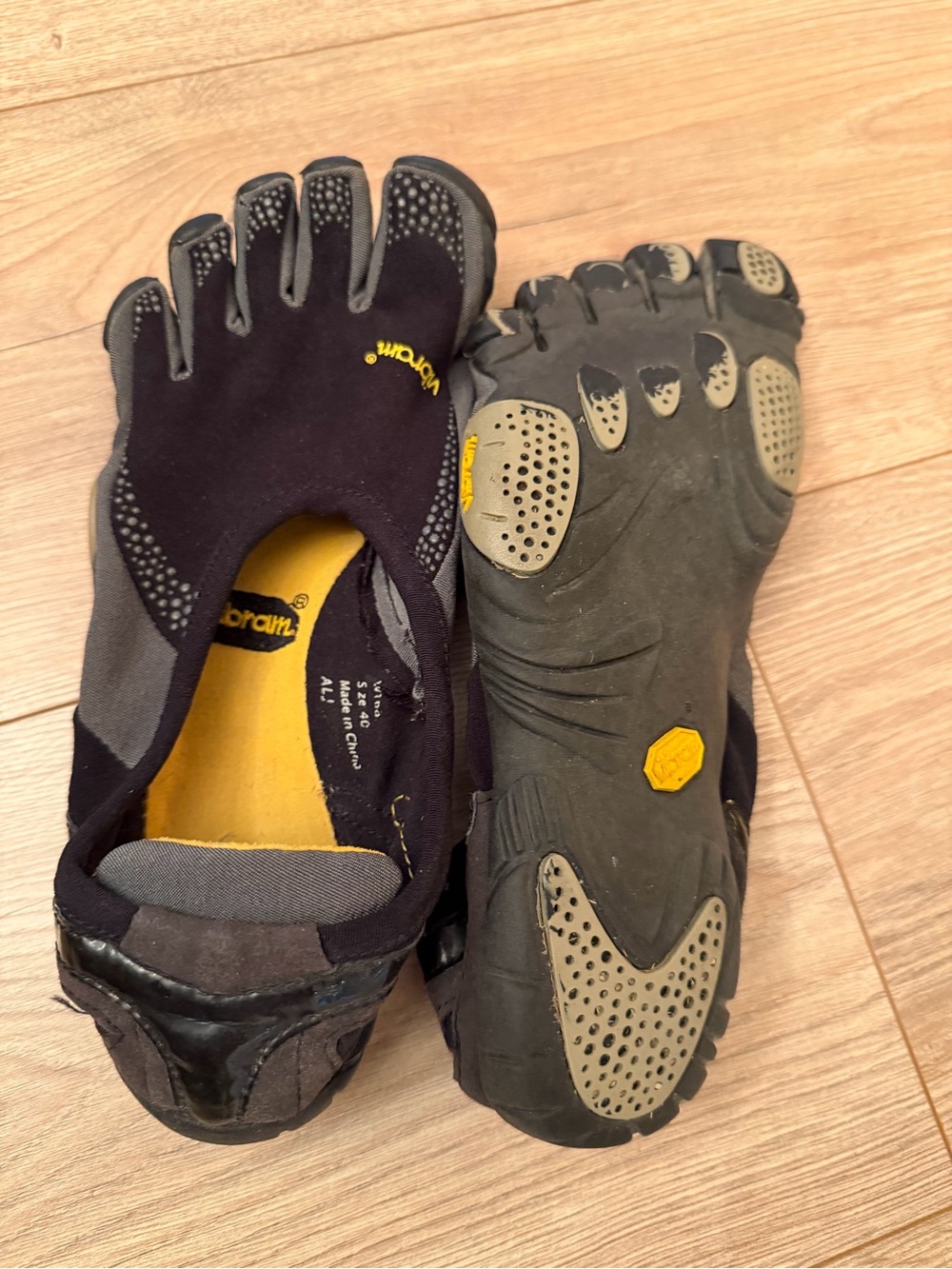 Vibram FiveFingers Black Gray Toe Shoes Yellow Accents EU 40 women9.5 Men 7.5 - Picture 4 of 4